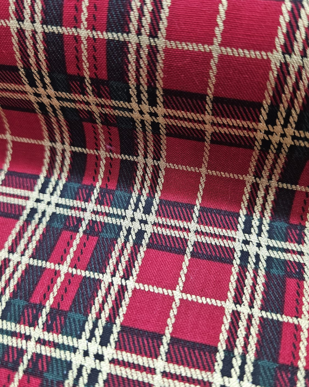 Tejido Tartán Rojo – Cuadros Escoceses Clásicos