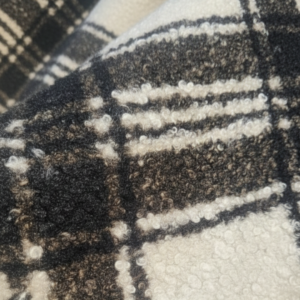 Tela borreguito tartán en negro y crudo con pelo corto para disfraces, manualidades y decoración