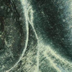 Tela terciopelo martelé verde botella con brillo y efecto de aguas para vestidos, disfraces y espectáculos