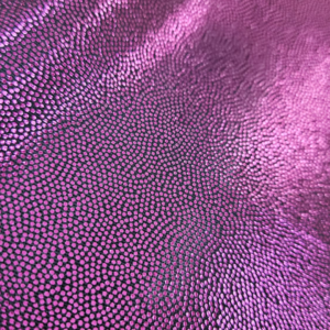 Tela punto metalizado foil fucsia tornasol con estampado de escamas para disfraces y cosplay